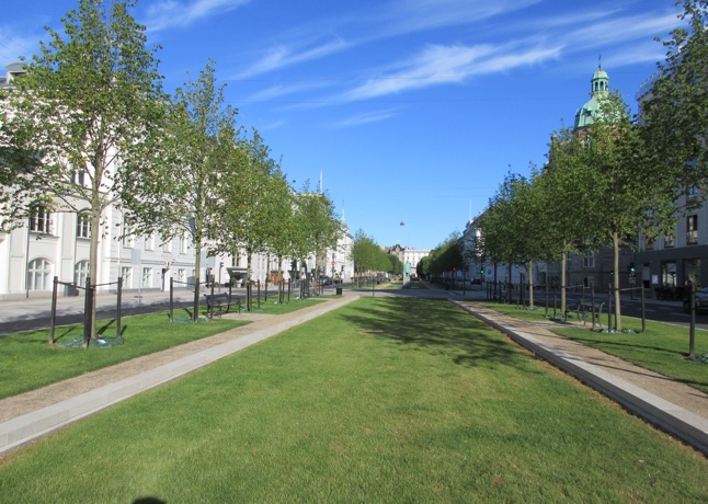 Fig. 2. Piazza Tåsinge di Østerbro, a Copenaghen. (landezine.com e klimatkvarter.dk).